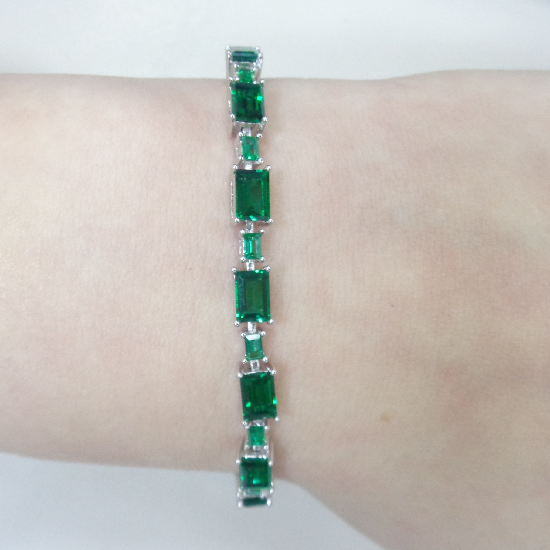 Серебряный браслет с выращенными изумрудами